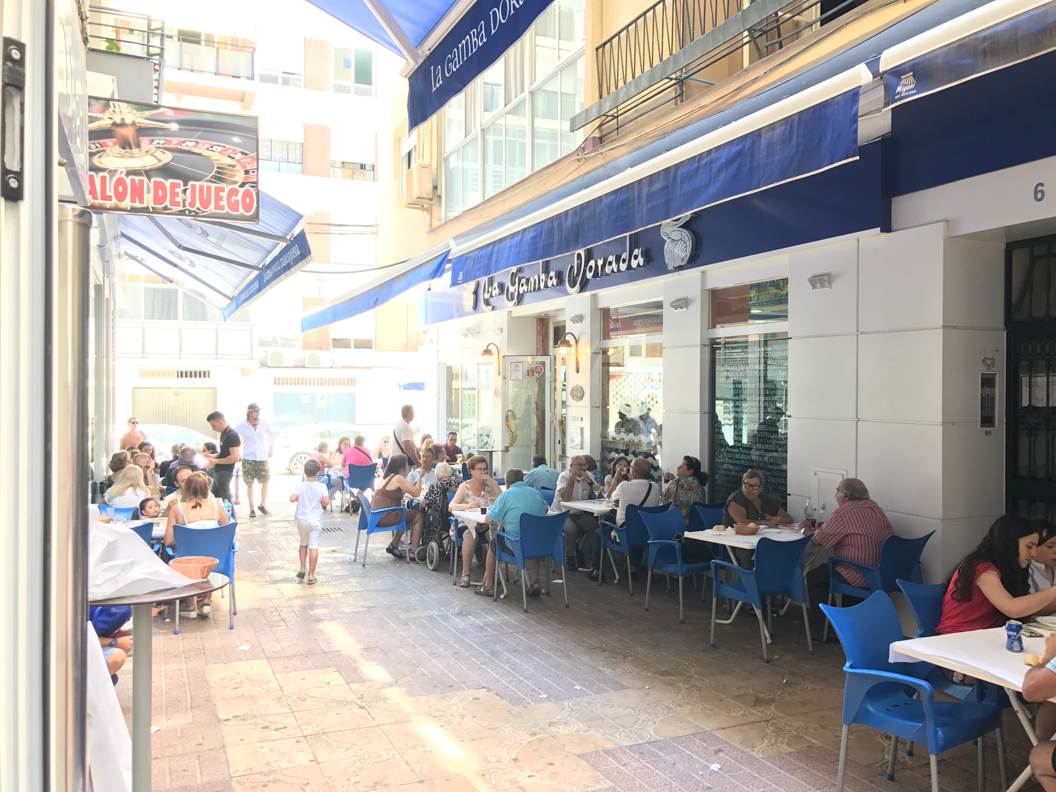 Interior del salón restaurante La Gamba Dorada preparado para comensales